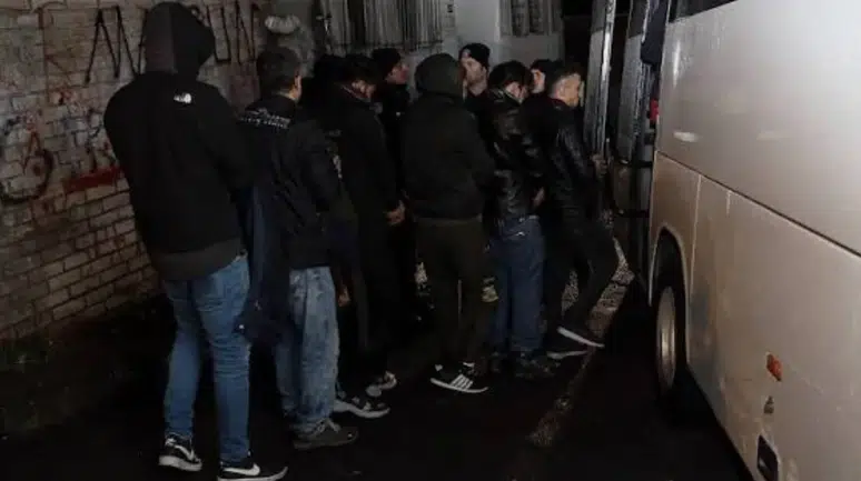 Afyonkarahisar'da göçmen operasyonu : 14 göçmen tır dorsesinde yakalandı