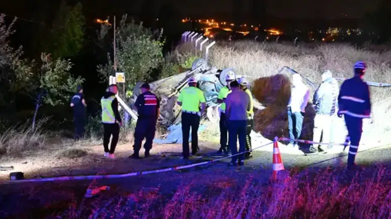 Kırıkkale'de otomobil aydınlatma direğine çarptı : 1 ölü, 2 yaralı
