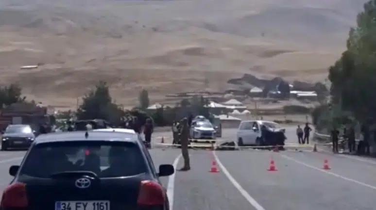 Van Muradiye'de 2 araç kafa kafaya çarpıştı : 2 ölü, 9 yaralı