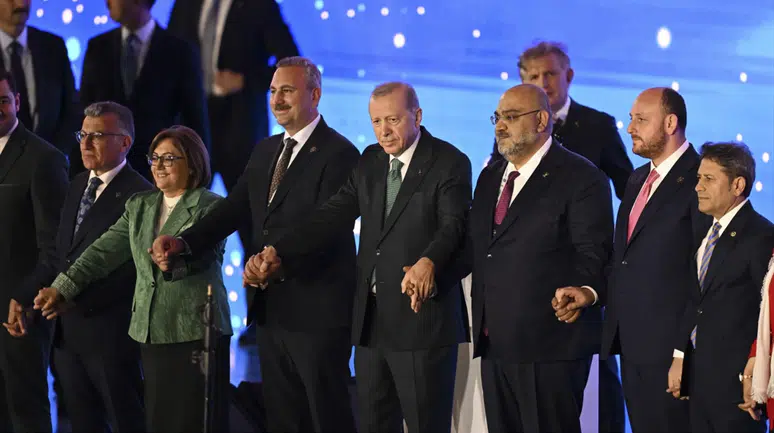 3 milletvekili ve 7 belediye başkanı AK Parti'ye katıldı
