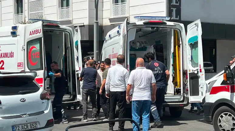 Batman'da motosiklet ile iki otomobil çarpıştı : 1'i ağır 2 yaralı