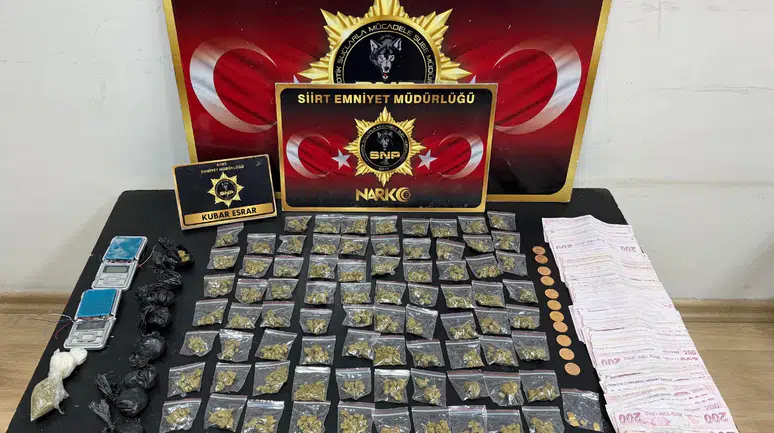 Siirt'te torbacı operasyonu : 98 parça esrar, para ve altın ele geçirildi