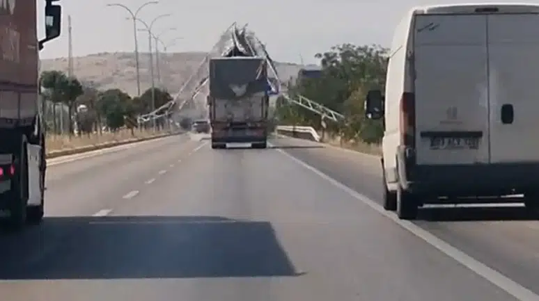 Afyonkarahisar'da damperli kamyon yön levhasını yıktı