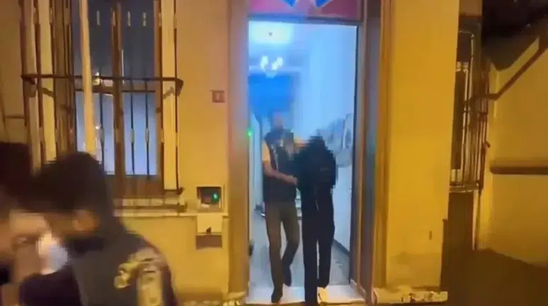 Havai fişekle evi yakan 4 şüpheli yakalandı