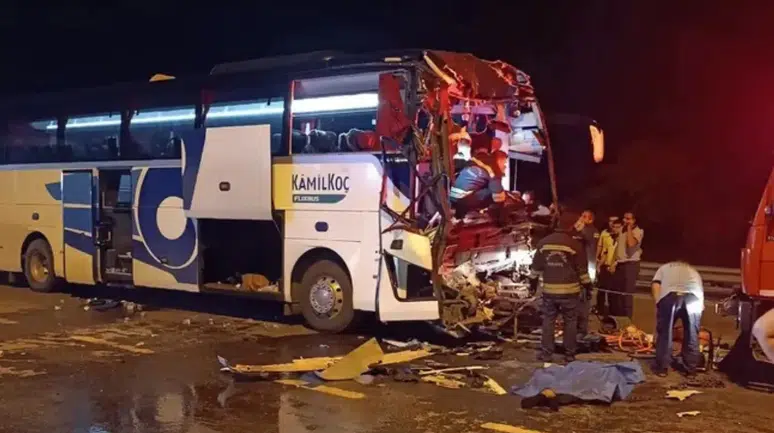 Gaziantep'te yolcu otobüsü ile tır çarpıştı : Çok sayıda ölü ve yaralı