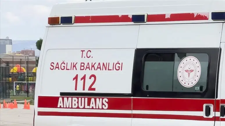 Balıkesir'de traktör şarampole devrildi : 2 ölü, 4 yaralı