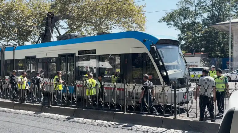 T1 Kabataş-Bağcılar tramvayı Fındıklı istasyonunda raydan çıktı