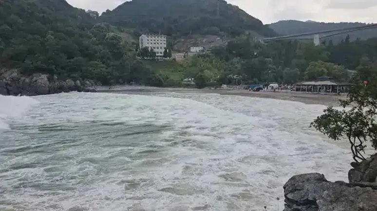 Zonguldak'ta olumsuz hava şartları nedeniyle denize girmek yasaklandı