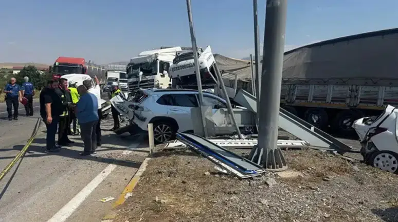 Konya'da freni boşalan tır dehşet saçtı : 1 ölü, 9 yaralı