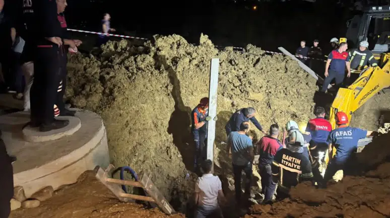 Bartın'da su kuyusu kazarken göçük altında kalan baba ve oğlu kurtarıldı
