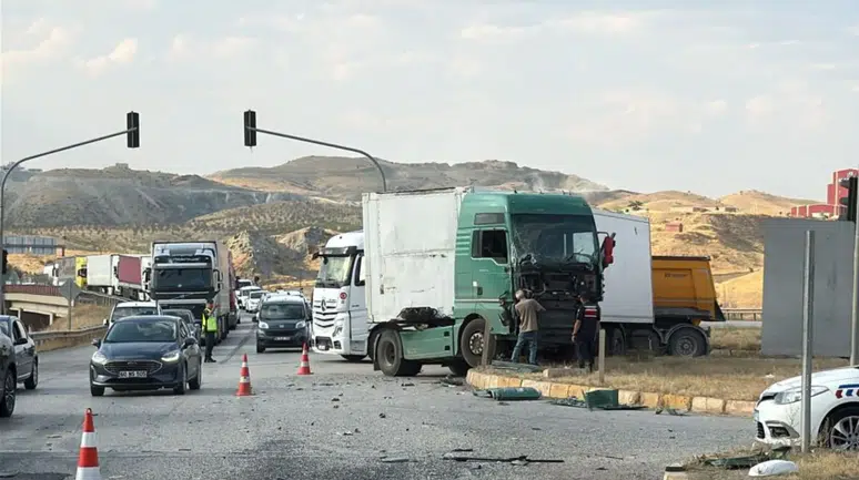 Kırıkkale'de yolcu otobüsü ile tır çarpıştı : 1 yaralı