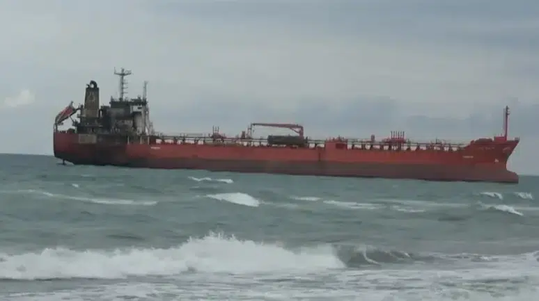 Dron saldırısına uğrayan tanker Samsun'da karaya oturdu