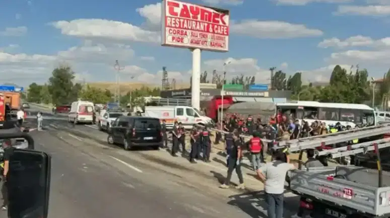 Ankara'da feci kaza : Midibüs ile kamyon çarpıştı
