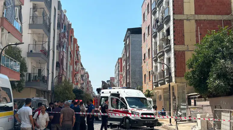 Manisa'da 40 yaşındaki şahıs çatıdan atladı, hastaneye kaldırıldı