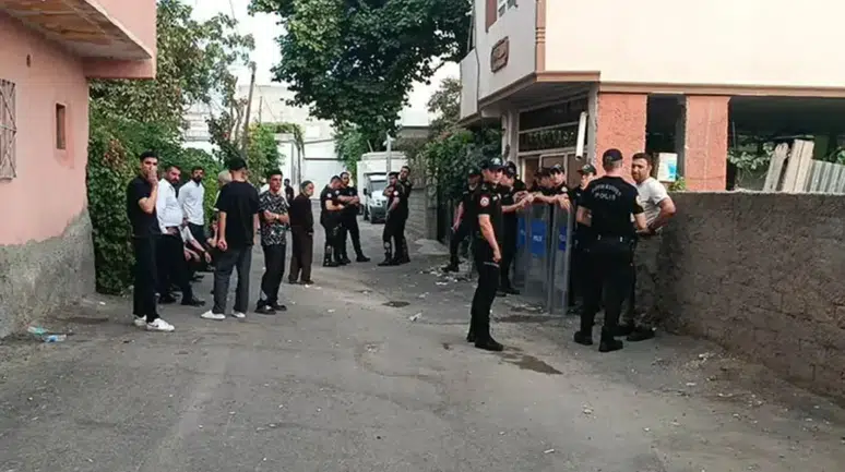 Annesini öldürüp çöp konteynerine attı