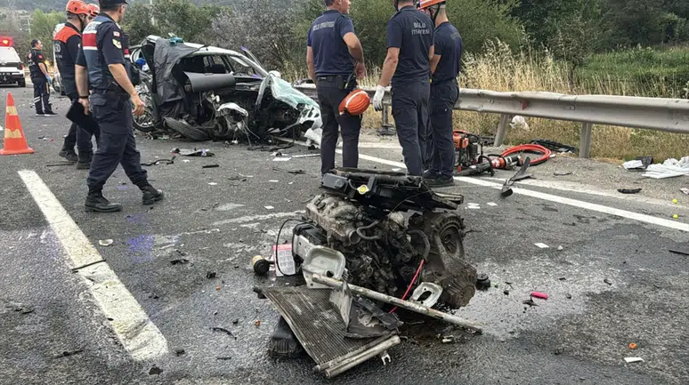 Bolu'da çarpışan otomobiller hurdaya döndü : 1 ölü, 2 yaralı