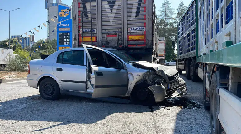 Sivas'ta polisin 'dur' ihtarına uymayan ehliyetsiz sürücü tırın altına girdi : 1'i ağır 2 yaralı