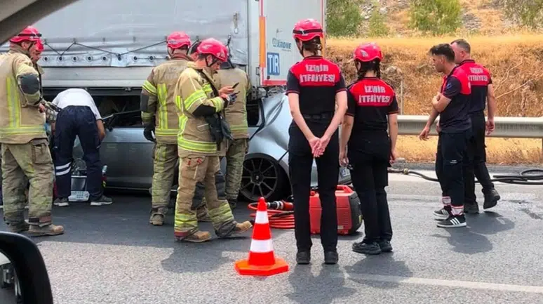 İzmir'de otomobil, tırın dorsesine çarptı : 1 ölü