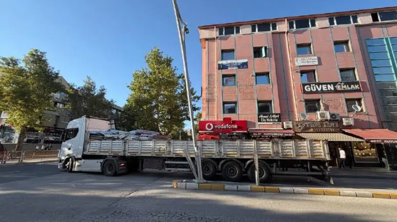 Erzincan’da tır dönüş yapmak isterken aydınlatma direğine çarptı