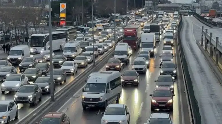 İstanbul'da uyum haftası başladı, trafik kilitlendi