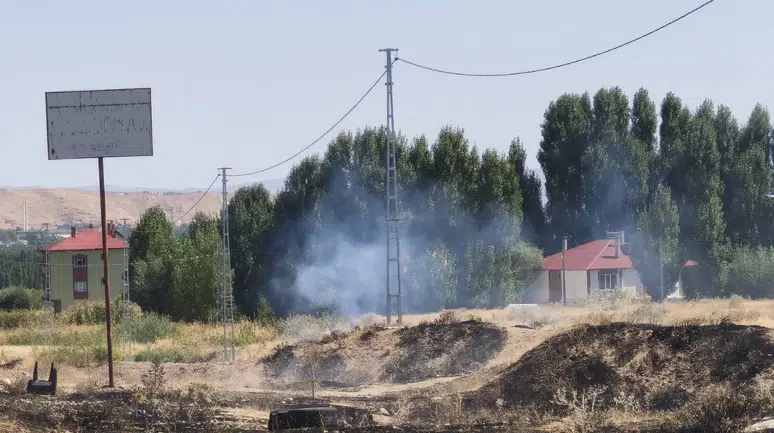 Van Erciş'te örtü üstü yangın