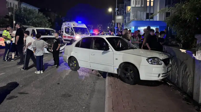 Kayseri'de ticari araçla çarpışan otomobil, bina duvarına çarparak durabildi