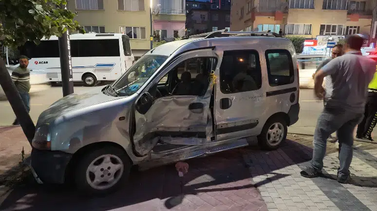 Niğde'de kontrolden çıkan hafif ticari araç panelvana ve motosiklete çarptı: 3 yaralı