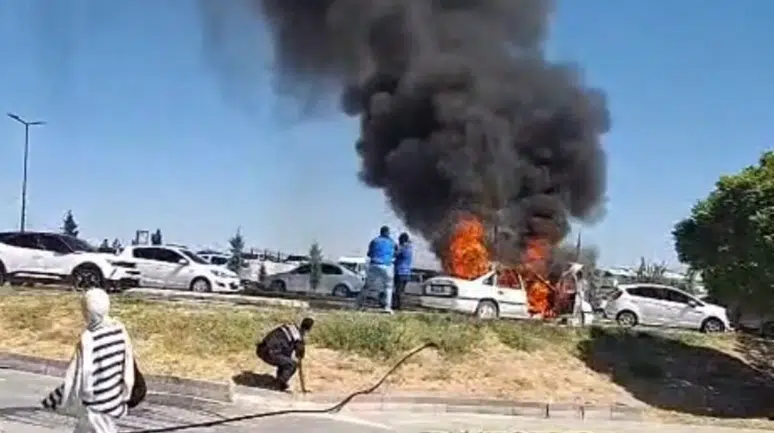 Aksaray'da hastane otoparkında korkutan yangın : Otomobil kullanılmaz hale geldi