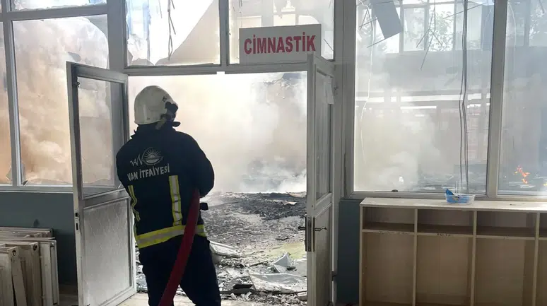 Van’da yıkım çalışmasında korkutan yangın ! Yoğun duman şehrin her yerinden görüldü
