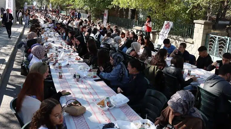 Erzincan'da üniversite öğrencilerine yöresel ürünlerle 'Hoş Geldiniz' kahvaltısı