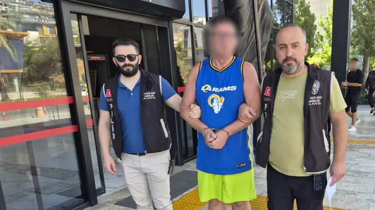 Alanya'da saygısızlık : Türk bayrağına tüküren turist tutuklandı