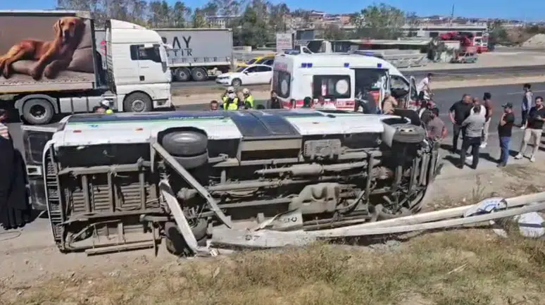 Çerkezköy'de korkunç kaza : Minibüs yan yattı, ortalık savaş alanına döndü