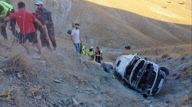 Elazığ'da işçi minibüsü uçurumdan yuvarlandı : 5'i ağır 13 yaralı