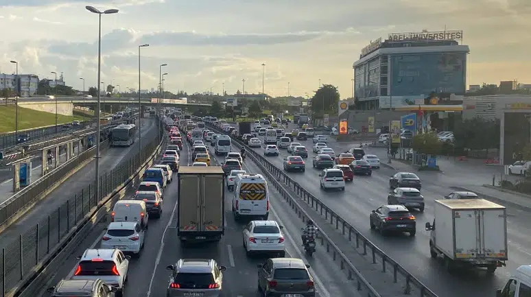 İstanbul'da okulların ikinci gününde trafik yoğunluğu yüzde 58'e ulaştı
