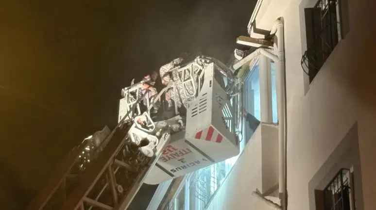 Apartman dairesinde yangın : 2'si çocuk 7 kişi dumandan etkilendi