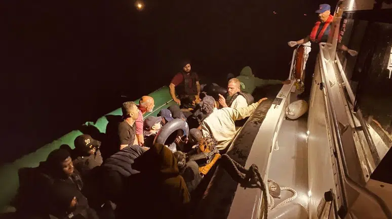 İzmir'de lastik bottaki 31 düzensiz göçmen yakalandı