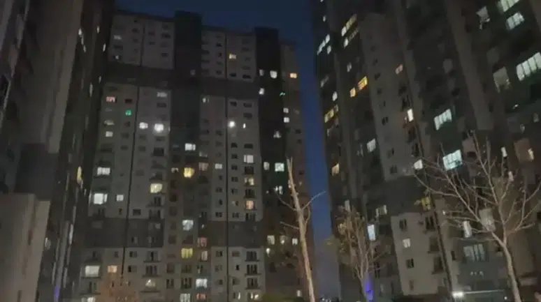 Otoparkta başlayan yangın 28 katlı binaya sıçradı