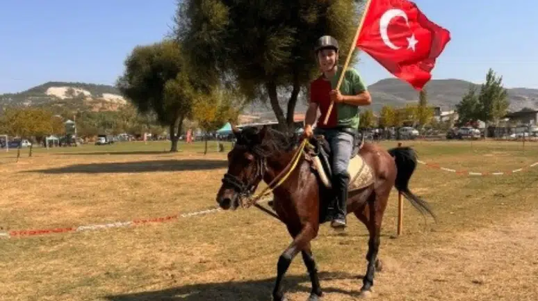 Bigadiç'te Rahvan At Yarışları'nda şampiyonluk Tavşanlı'ya gitti : 'Kuyumcu' bayrağımızı dalgalandırdı