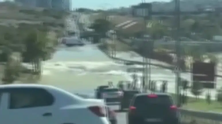 Başakşehir'de su borusu patladı : Cadde adeta göle döndü