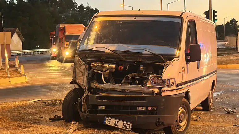 Burdur'da tarım işçilerinin bulunduğu minibüs devrildi : 9 yaralı