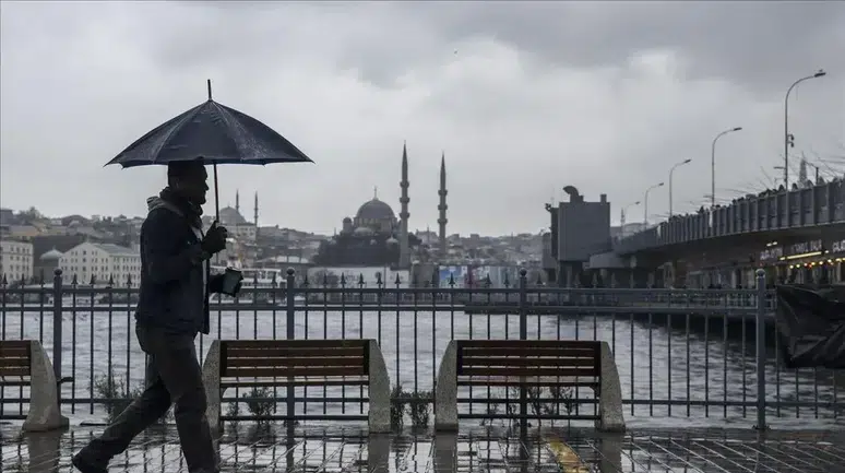 İstanbul'da hava sıcaklıkları sert düşecek: Meteoroloji ve AKOM'dan sağanak uyarısı