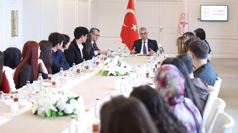 Bakan Memişoğlu tıp fakültesine dereceyle giren öğrencilerle buluştu