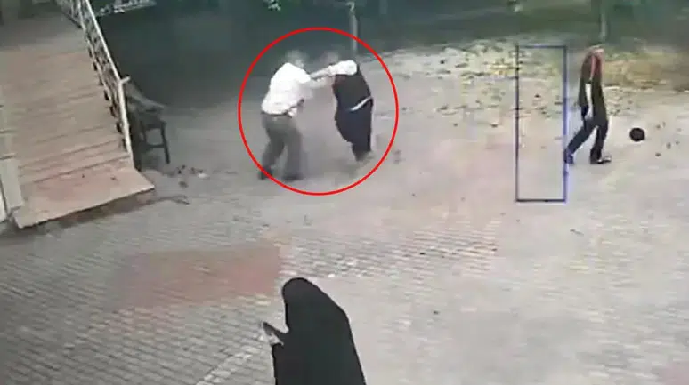 İmam ve müezzin cami avlusunda tekme tokat kavga etti