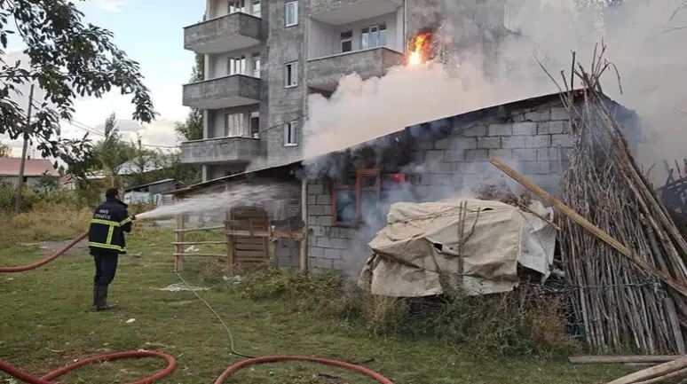 Muş'ta müstakil evin odunluğunda çıkan yangın söndürüldü