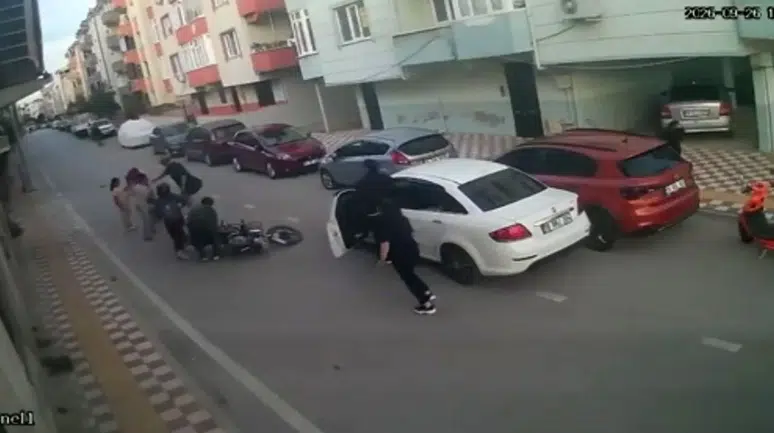 Bursa'da yola koşan küçük çocuğa motosiklet böyle çarptı