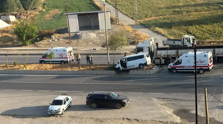 Muş'ta feci kaza : Tır ile panelvan çarpıştı, 3 kişi yaralandı