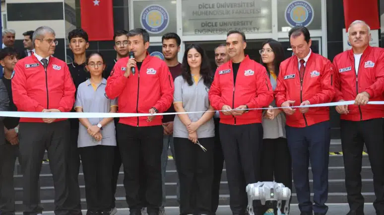 Kacır ve Bayraktar Diyarbakır'da : Dicle Üniversitesi'nde Milli Teknoloji Atölyesi açıldı