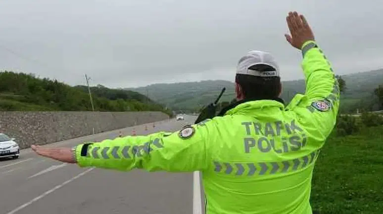 Trafikte makas attı, otomobili kaydı ! Elazığ'daki tehlikeli anlar