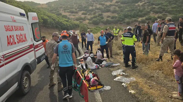 Bingöl Adaklı'da minibüs şarampole yuvarlandı: 10 yaralı