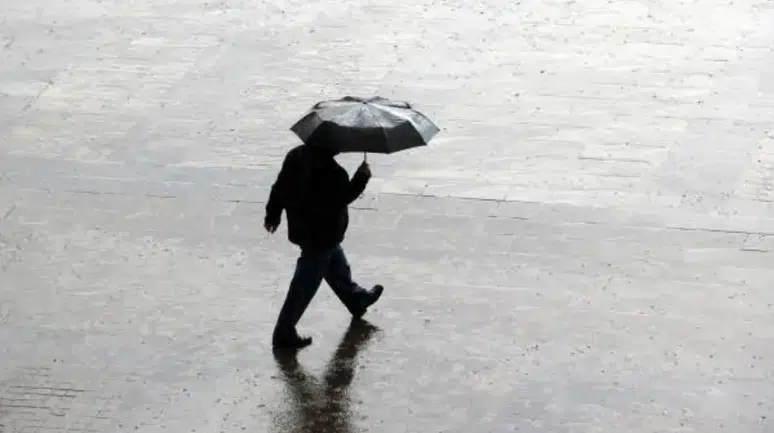 İstanbul’da aniden bastıran sağanak yağış hayatı felç etti :